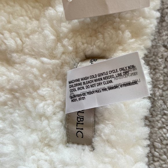 Banana Republic Sherpa Pull-Through Scarf NWT - Picture 8 of 8